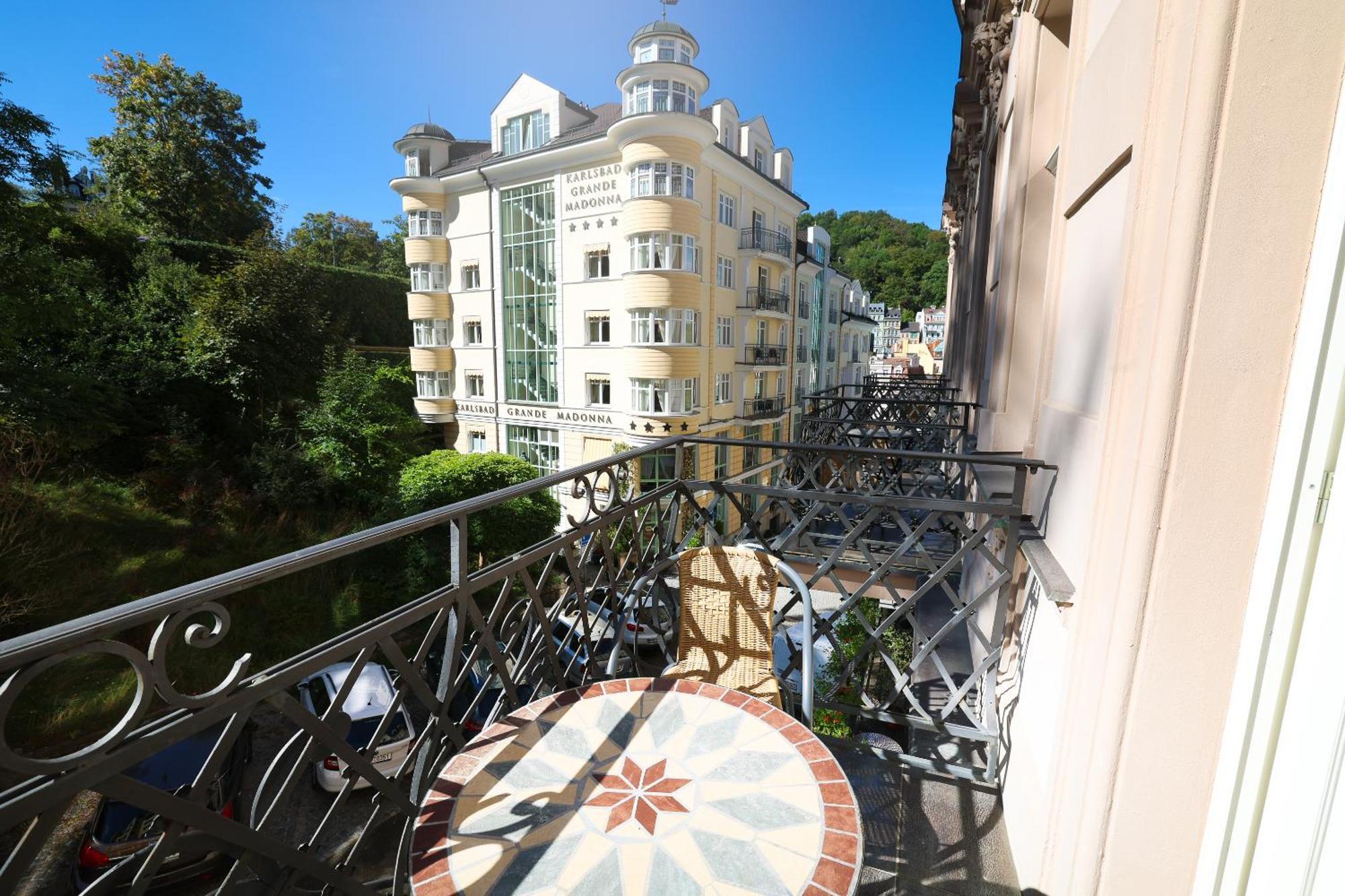 Boutique Hotel Ambiente ****+ Karlovy Vary Esterno foto